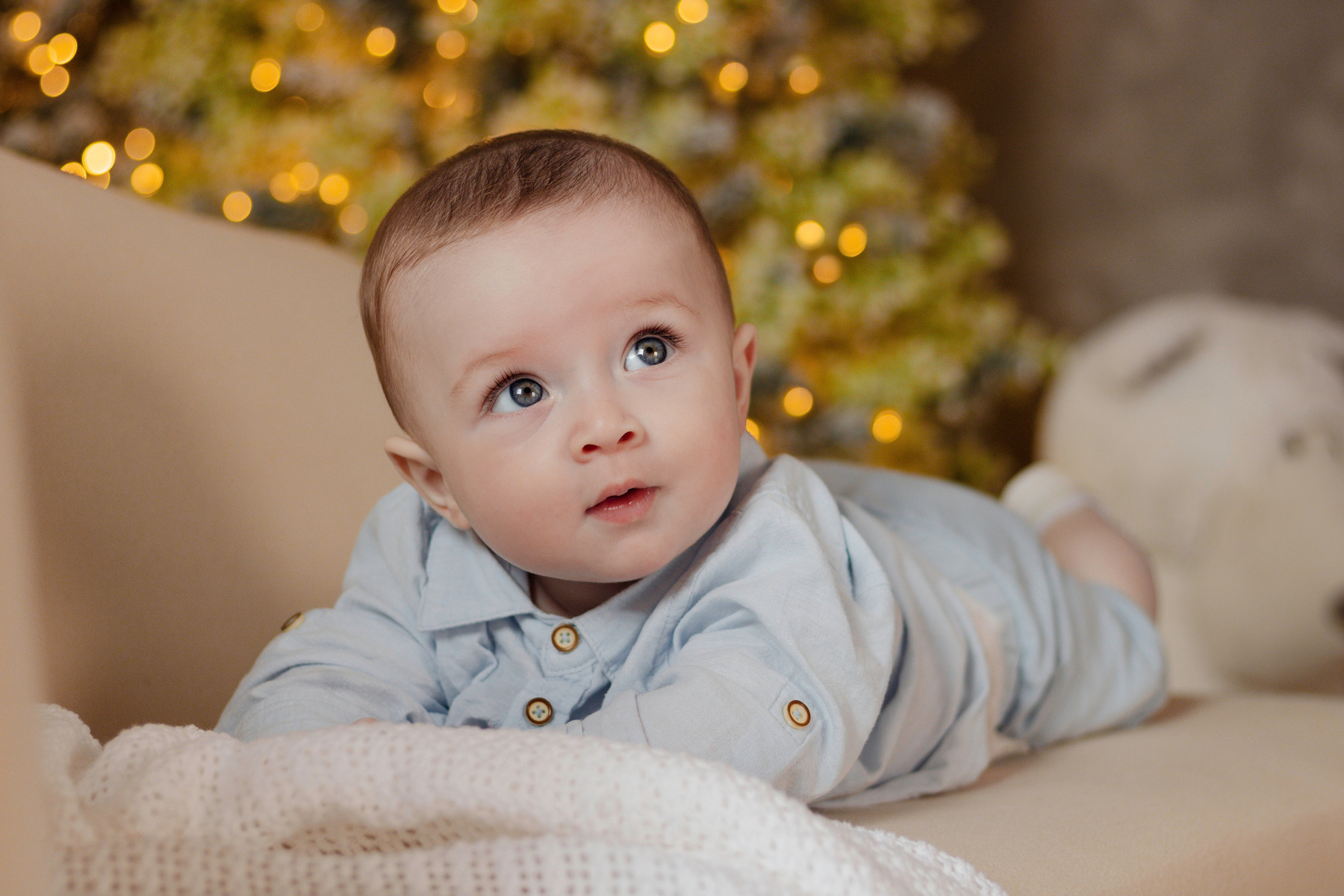 Bebê deitado diante das luzes de Natal
