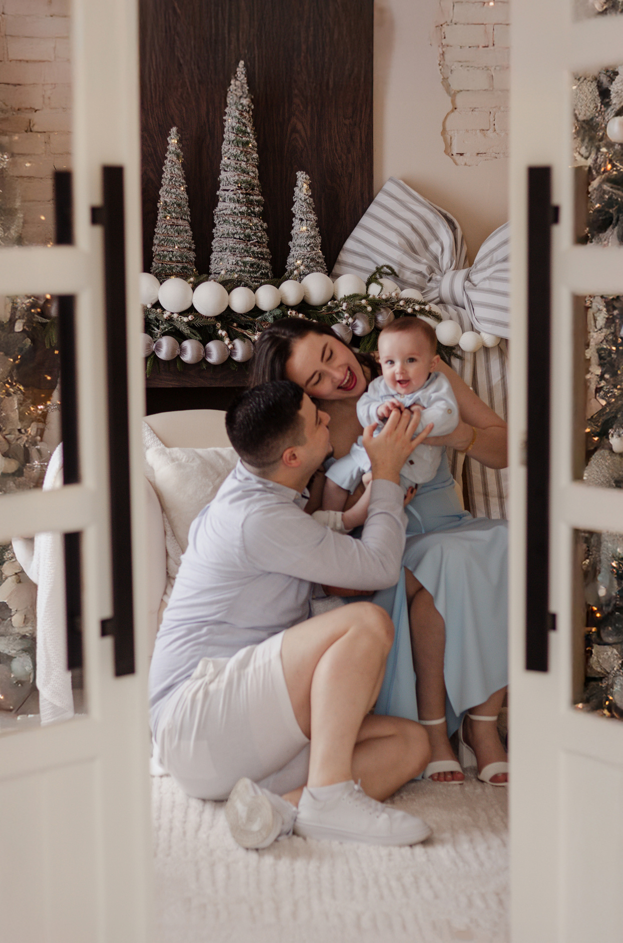 Família sorrindo durante o ensaio de Natal