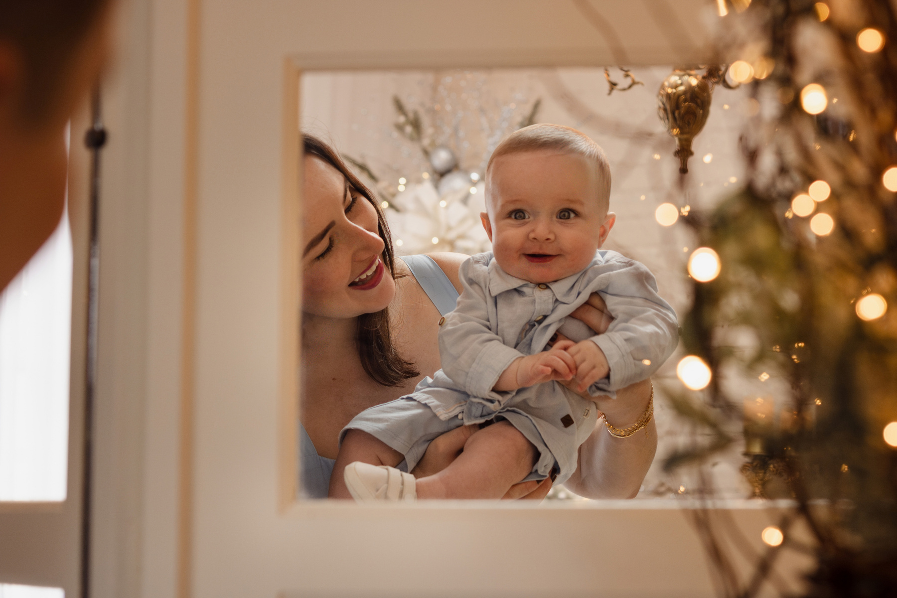 Mãe e bebê em um retrato natalino